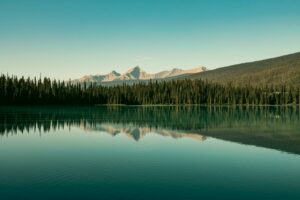 ue panoramique d'Emerald Lake dans le parc national de Yoho, avec le reflet des montagnes Rocheuses et de la forêt de pins dans l'eau émeraude.